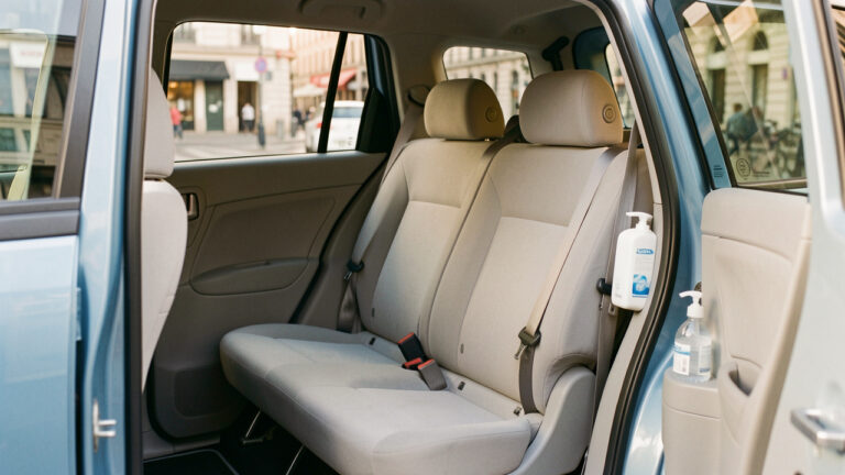 Intérieur propre et confortable d’un taxi médical avec siège arrière inclinable, poignées de maintien, espace pour fauteuil roulant et accessoires de confort.